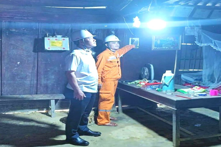'Cõng điện' lên non thắp sáng bản làng