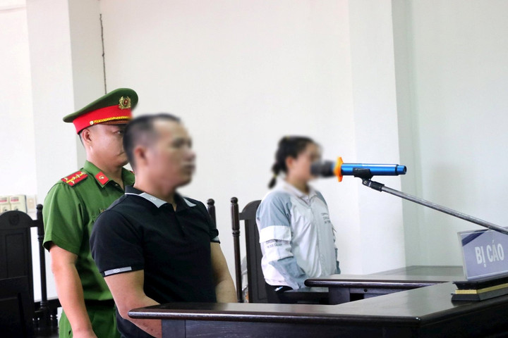 Cầm lựu đạn giả vào cướp ngân hàng