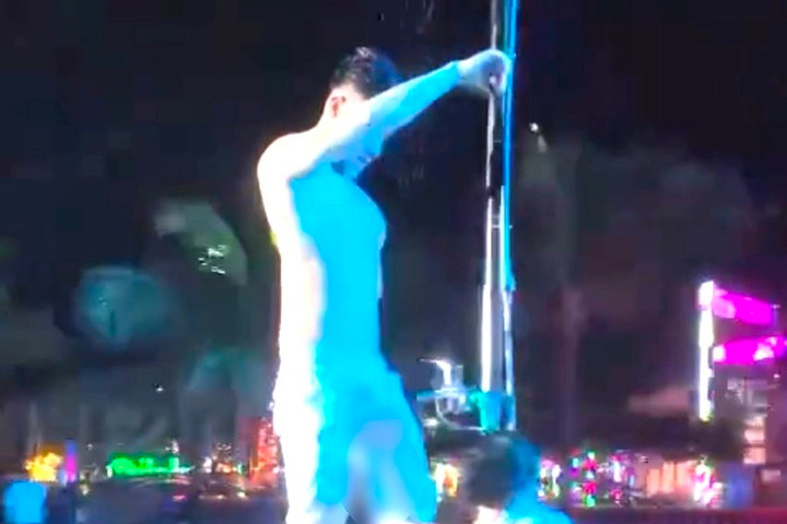 Cô gái "sờ mó" nam dancer, quán bar bị xử phạt 50 triệu đồng