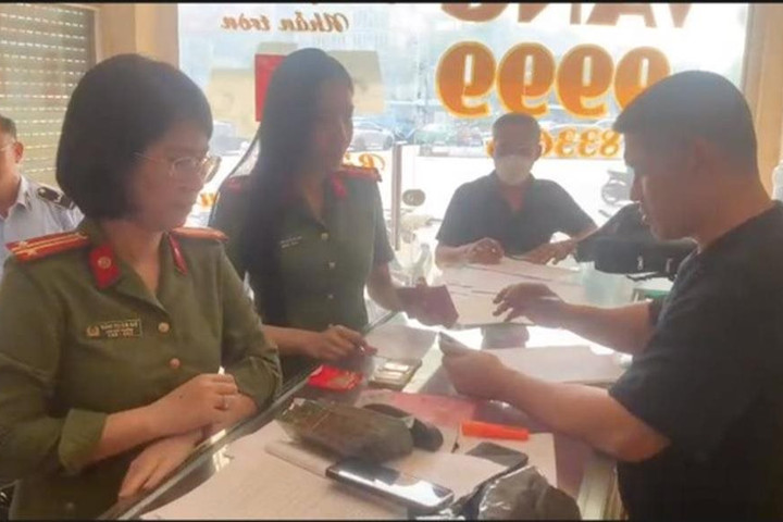 Cảnh báo hiện tượng thuê "xếp hàng" mua vàng bình ổn