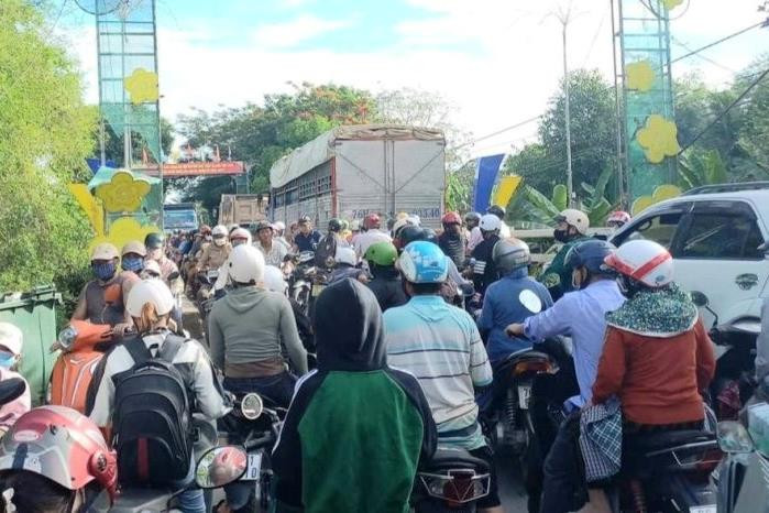 Bất cập 'nút thắt cổ chai' trên Tỉnh lộ 624 đoạn qua huyện Nghĩa Hành