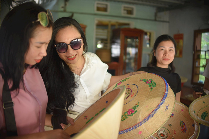Làng nón ngựa “đặc biệt” hơn 300 năm tuổi tại Bình Định