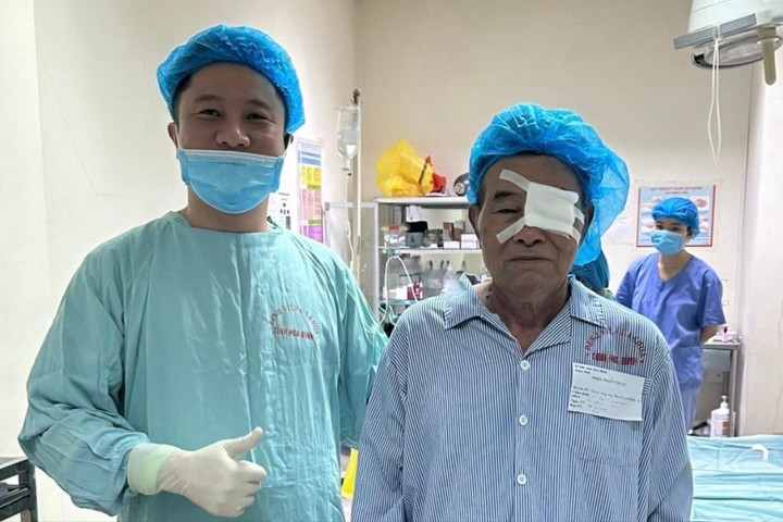 Cụ ông người Lào vượt hơn 1.000 km sang Việt Nam chữa bệnh
