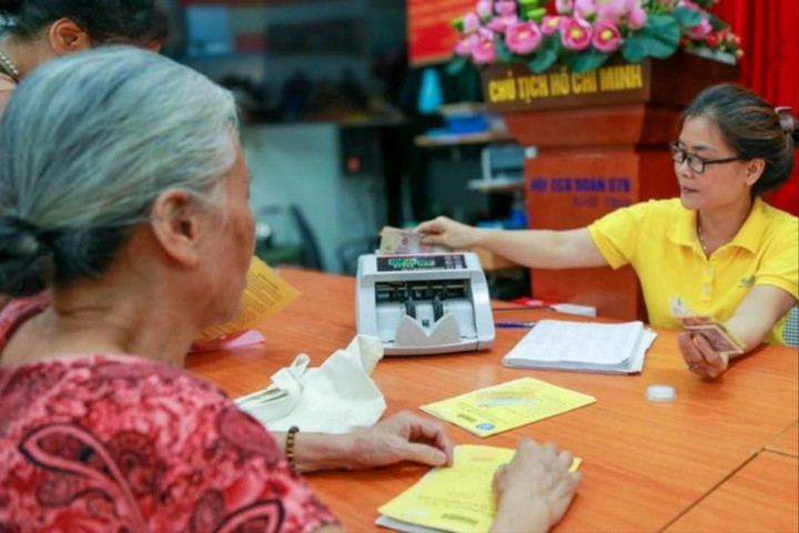 Đã có 593.757 người được nhận lương hưu, trợ cấp theo mức mới trên địa bàn Hà Nội