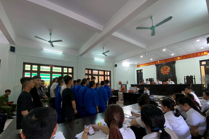 Hai nhóm thanh, thiếu niên đuổi đánh nhau trên đường phố