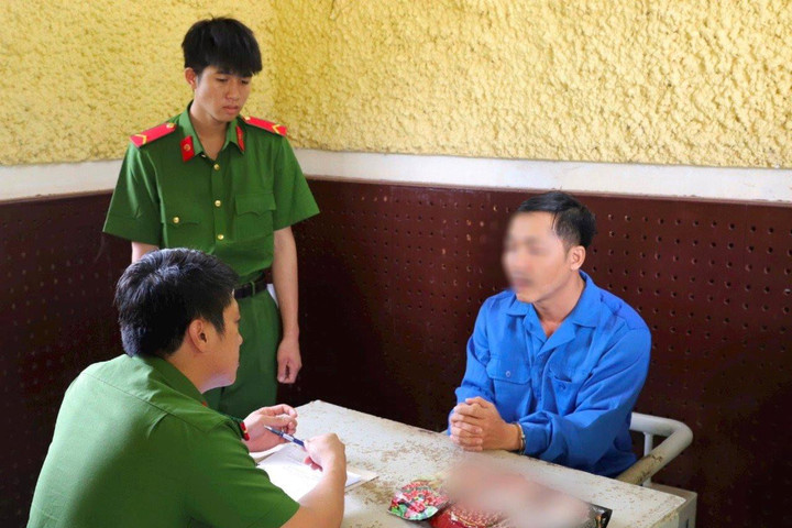 Bắt hai đối tượng buôn bán bột cà phê giả