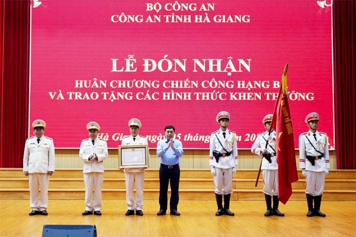 Công an tỉnh Hà Giang đón nhận Huân chương Chiến công hạng Ba