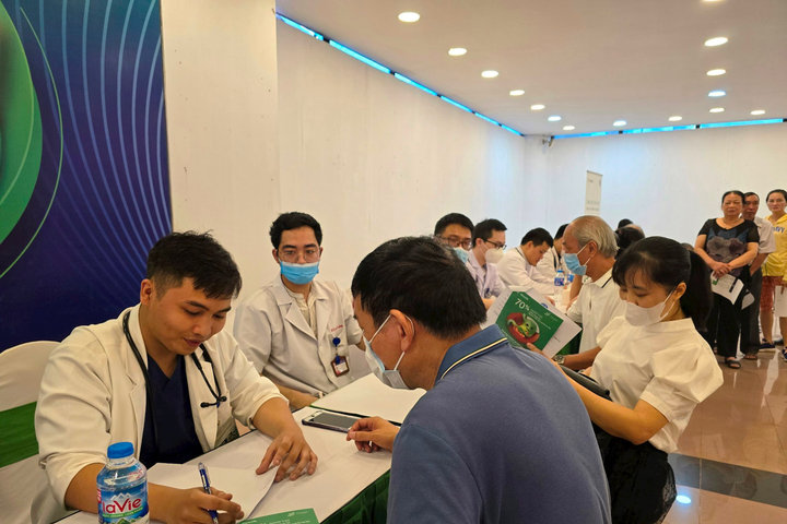 Hà Nội: Khám sàng lọc vi khuẩn HP cho hơn 1.000 người dân