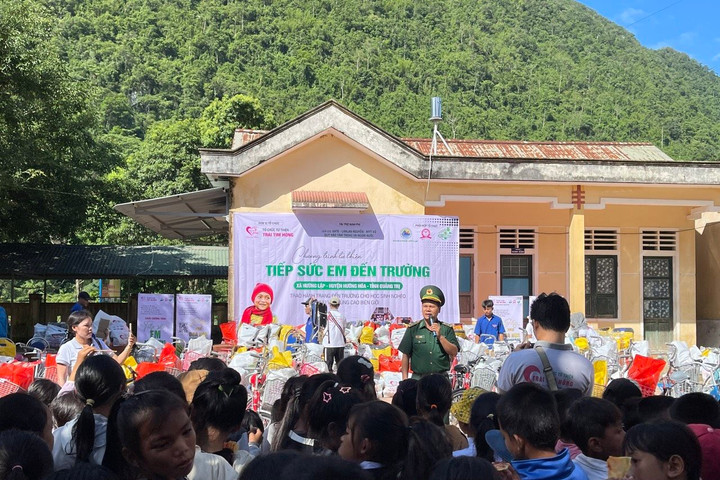 Mang yêu thương đến với học sinh vùng biên giới xa xôi