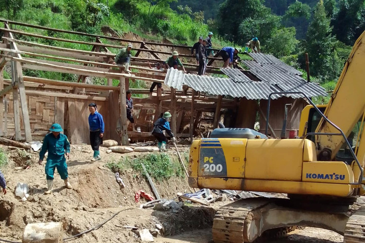 Mưa lũ khiến 1 người tử vong, nhiều ngôi nhà, hoa màu bị vùi lấp