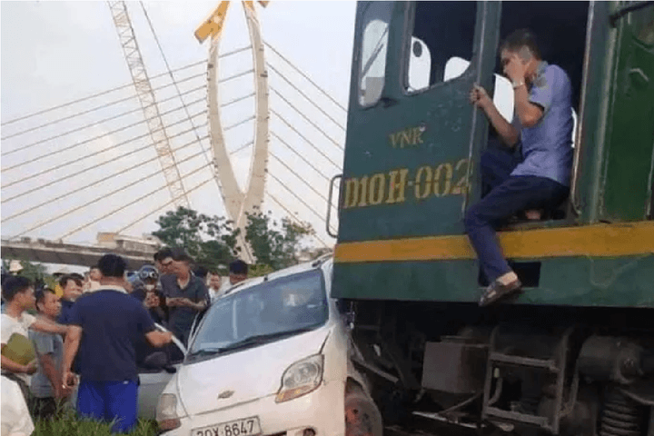 Vĩnh Phúc: Sau va chạm, tàu hỏa kéo lê ô tô
