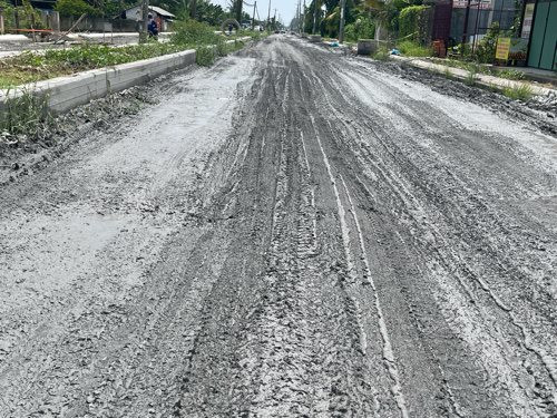 Cần Thơ: Người dân bức xúc vì thi công kéo dài khiến đường đi như "ruộng"