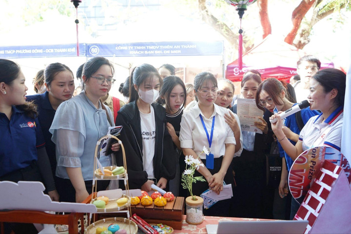 Trường Đại học Kinh tế tổ chức Ngày hội việc làm năm 2024