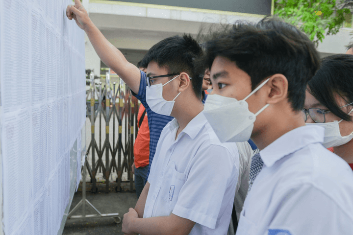 Chiều nay, các trường THPT tại Hà Nội nhận hồ sơ học sinh trúng tuyển bổ sung