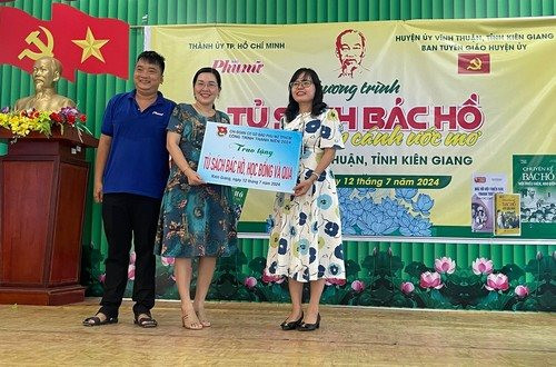 Báo Phụ nữ TP. HCM trao tặng “Tủ sách Bác Hồ” tại tỉnh Kiên Giang