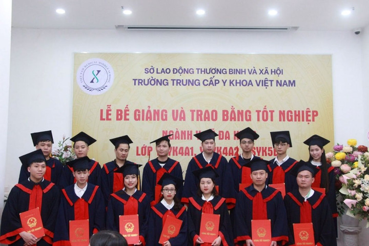 Trường Trung cấp Y khoa Việt Nam tuyển sinh đợt 3 năm 2024
