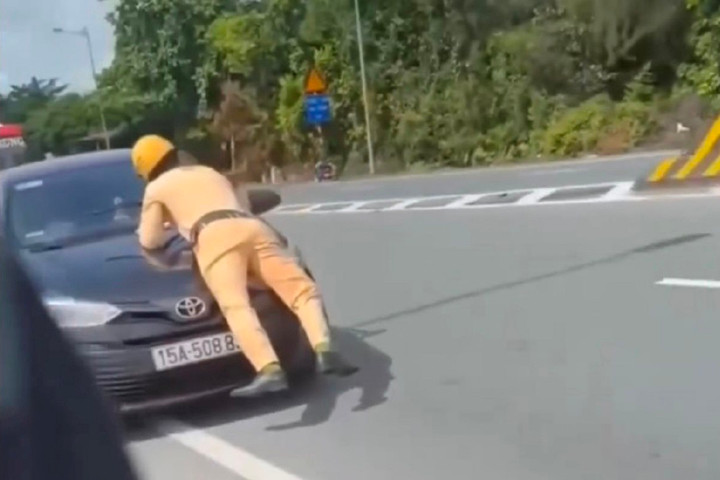 Lái xe vượt đèn đỏ, hất CSGT lên capo chạy hơn 1km