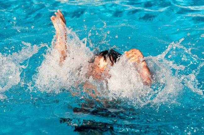 Cha mẹ đi làm, con trai 1 tuổi ở chòi rẫy đuối nước thương tâm