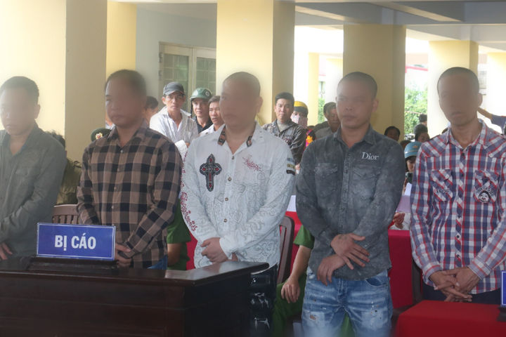 Rượt đuổi, dùng vũ lực gây thương tích, cướp tài sản trên ghe