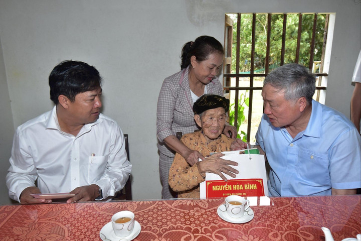 Chánh án Nguyễn Hòa Bình thăm, tri ân thân nhân liệt sĩ, người có công tại Quảng Nam