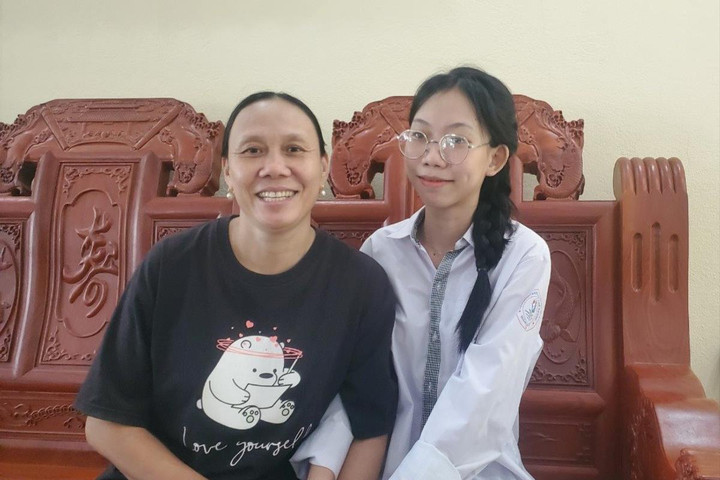 Nghị lực của nữ thủ khoa khối C mồ côi bố