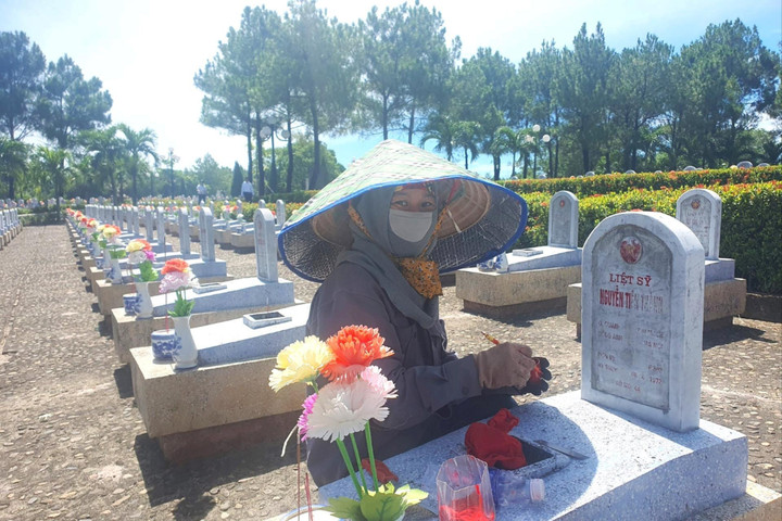 Lặng lẽ viết lại tên anh