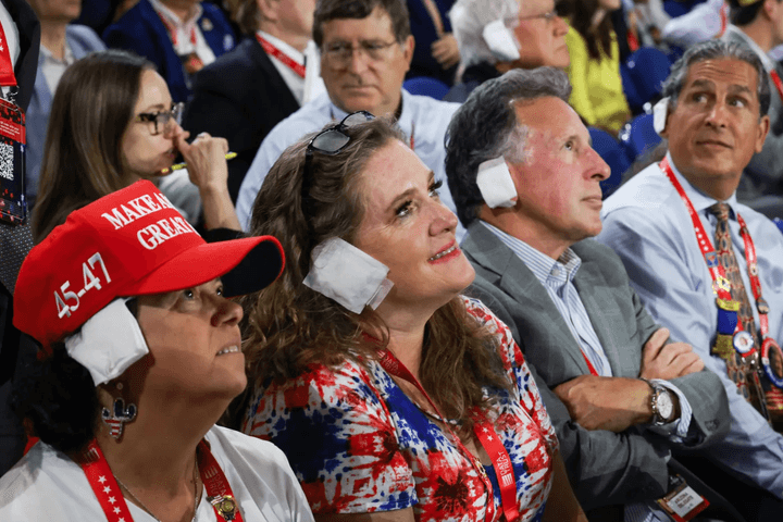 Trào lưu đeo "băng tai" ủng hộ ông Trump sau vụ ám sát hụt