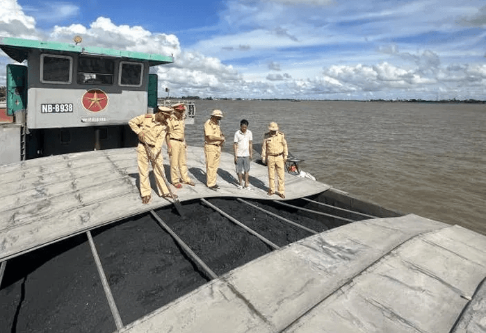 Bắt giữ tàu vận chuyển 2.100 tấn than không có hóa đơn