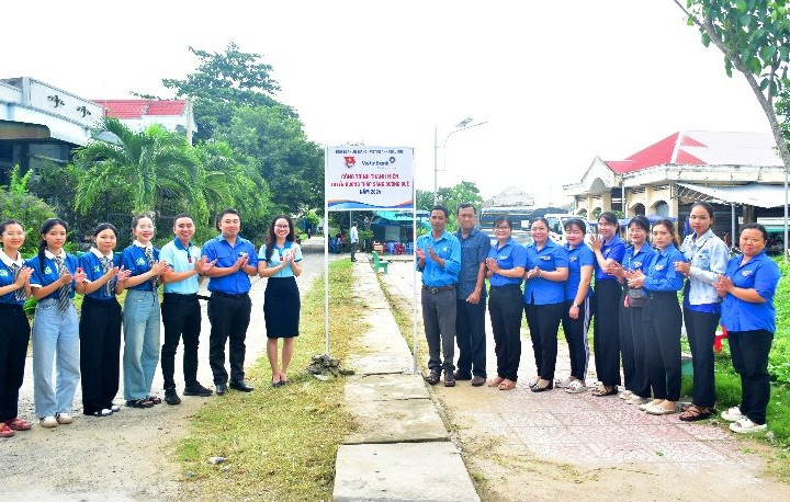 Khánh thành tuyến đường “Thắp sáng đường quê”