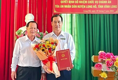 Trao quyết định bổ nhiệm lại chức vụ Chánh án TAND huyện Long Hồ