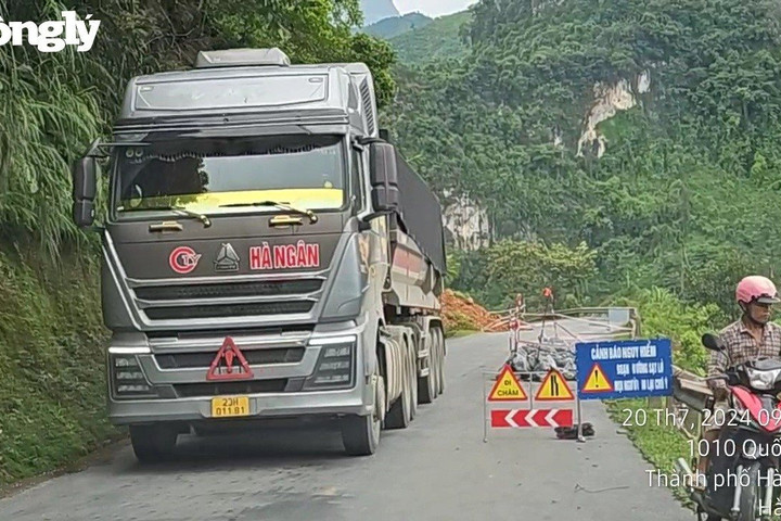 Hà Giang : 'Binh đoàn' xe có dấu hiệu quá tải quần thảo QL34