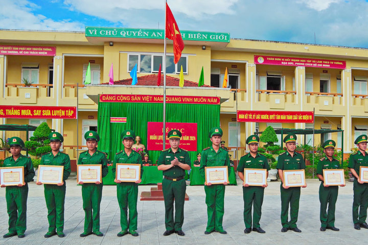 Bộ đội Biên phòng TT-Huế bế mạc huấn luyện chiến sỹ mới năm 2024