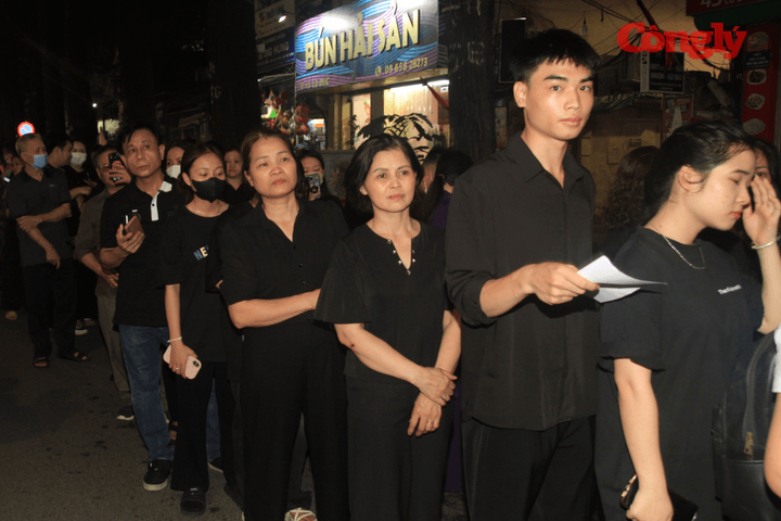 Dòng người xếp hàng chờ viếng Tổng Bí thư Nguyễn Phú Trọng trong đêm