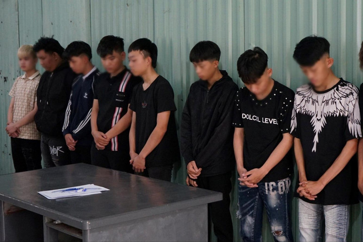 Nhóm thanh thiếu niên mang dao phóng lợn náo loạn đường phố