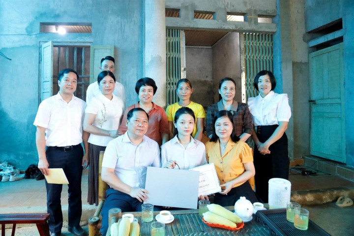 Nữ sinh đạt 3 điểm 10 thi tốt nghiệp THPT 2024 nhận quà đặc biệt