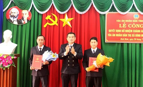 Bổ nhiệm chức vụ Chánh án, Phó Chánh án TAND thị xã Bình Minh