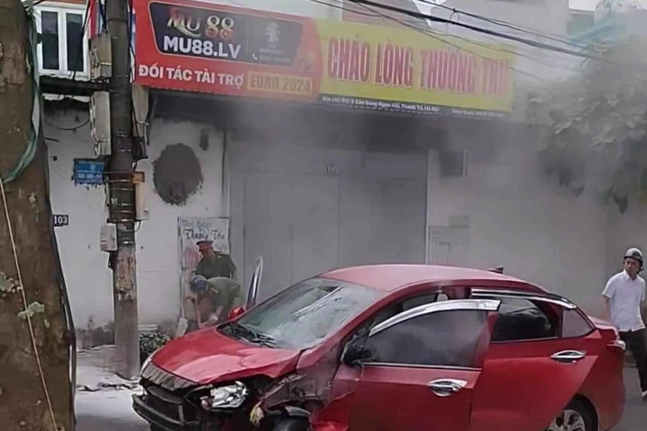 Tài xế tự đốt ô tô sau va chạm giao thông ở Hà Nội