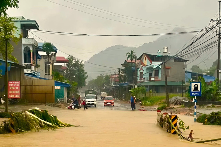 Mưa lớn chia cắt nhiều tuyến đường, thiệt hại nhiều tài sản tại Thái Nguyên