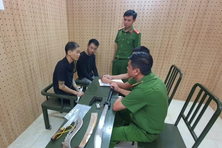 Bắt 2 đối tượng dùng súng để giải quyết mẫu thuẫn trên mạng xã hội