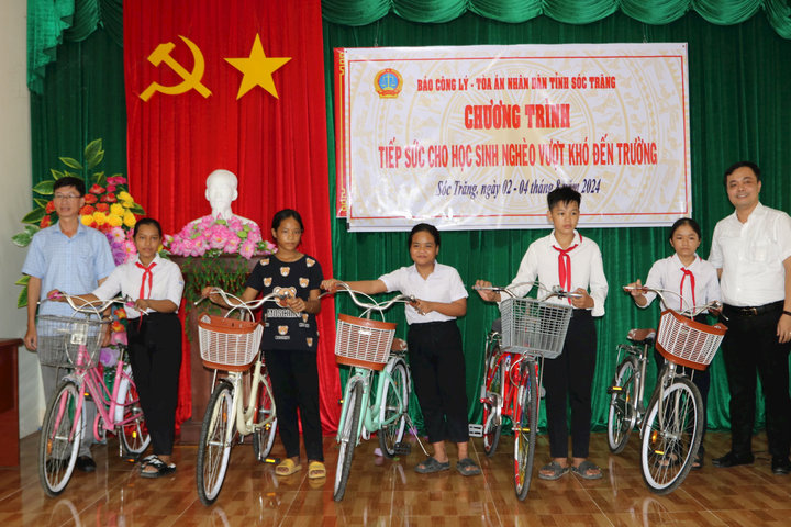Tặng quà cho học sinh có hoàn cảnh khó khăn trên địa bàn tỉnh Sóc Trăng