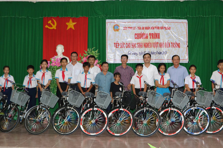 Tiếp sức cho học sinh nghèo vượt khó đến trường