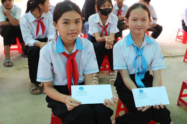 Hỗ trợ học sinh nghèo vượt khó học giỏi trên địa bàn tỉnh Sóc Trăng