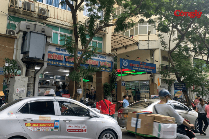Mất trật tự an toàn giao thông trước cổng Bệnh viện Mắt Trung ương