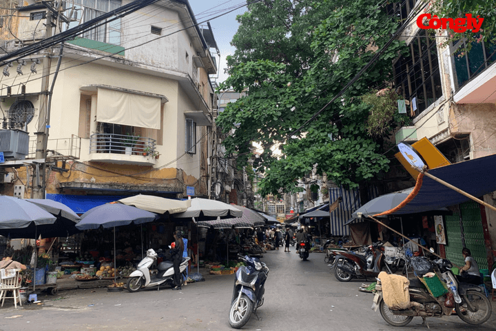 Đống Đa (Hà Nội): ‘Chợ cóc’ bủa vây chợ chính
