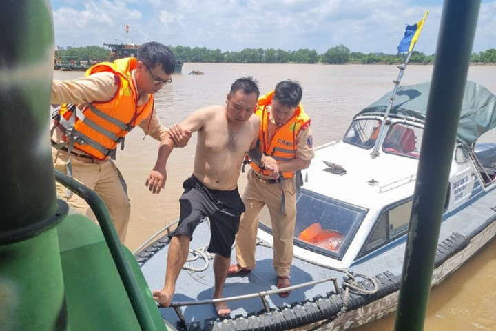 Kịp thời cứu thuyền viên đuối nước trên sông Cấm