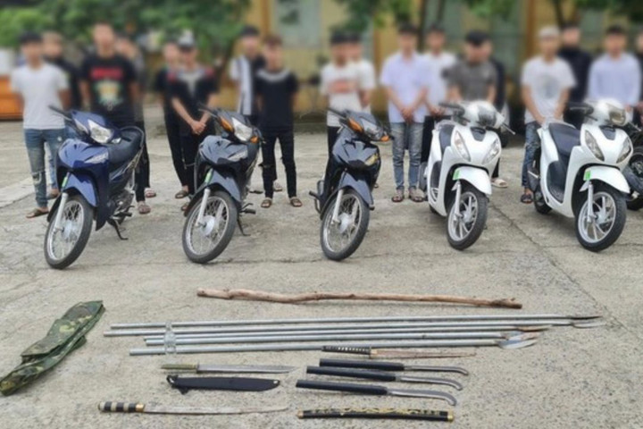 Xét xử 24 đối tượng mang hung khí nguy hiểm lạng lách trên đường