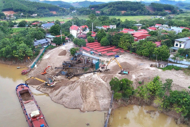Tuyên Quang: Ngang nhiên tập kết, chế biến khoáng sản trái phép