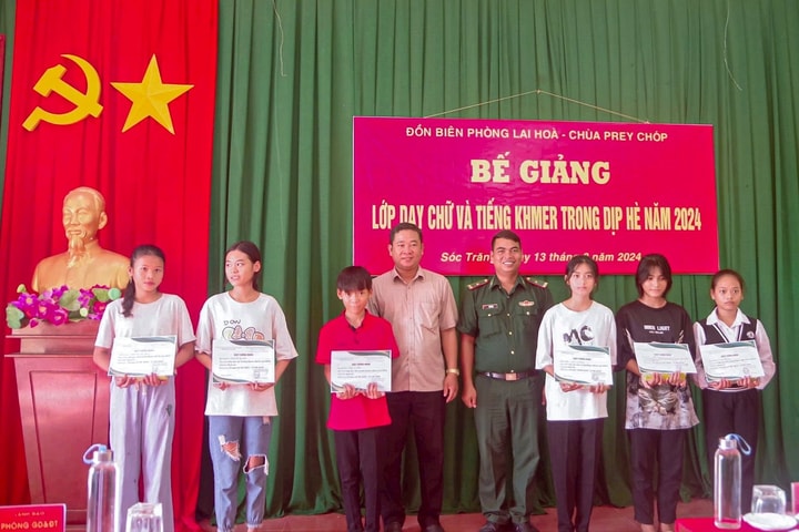 Dạy chữ và tiếng Khmer cho học sinh khu vực biên giới biển