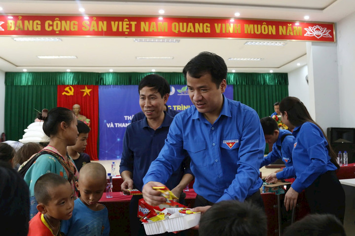 Bí thư Trung ương Đoàn thăm, tặng quà người dân vùng lũ tại xã Chiềng Nơi