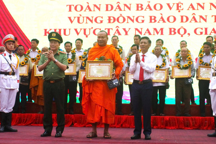 Biểu dương các mô hình, điển hình tiên tiến vùng đồng bào dân tộc thiểu số khu vực Tây Nam Bộ